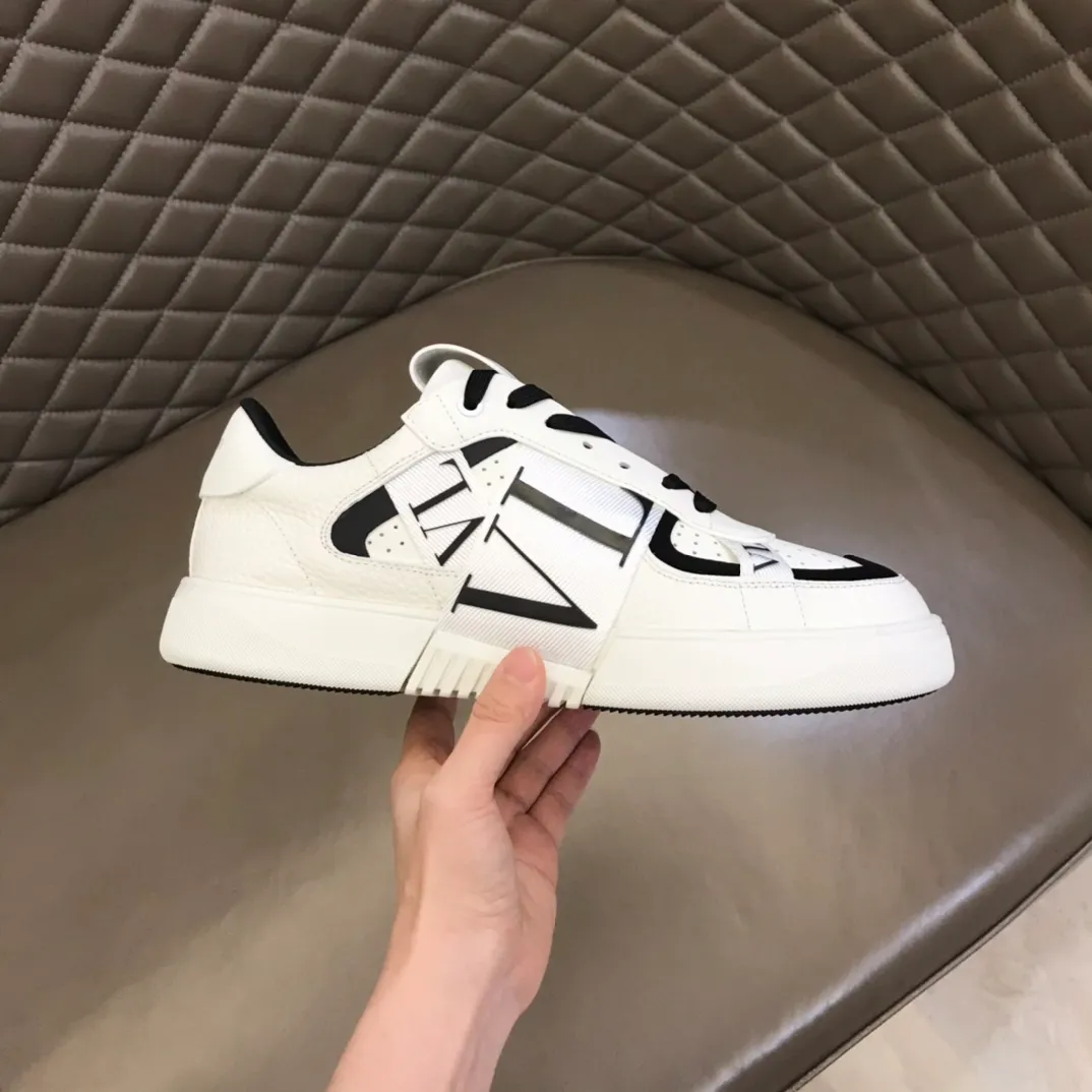 p440 "Valentin*" new spring and summer calfskin lace-up sneakers. No man should be able to refuse these shoes. The classic color scheme is so handsome! Purchase a high-precision replica of the original version to instantly sell off the market currency! 6 VLTN logo rubber effect straps - Valentino Garavani Logo printed on the back and tongue, all materials are customized to ensure quality! Size: 38-44
